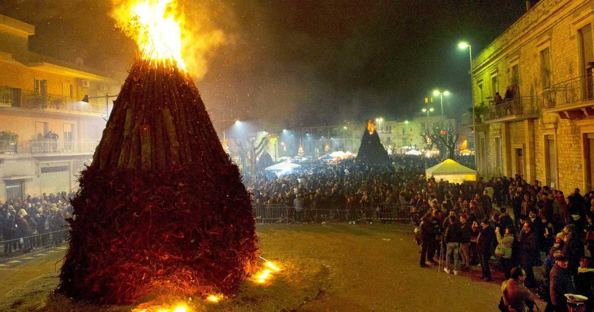 Centinaia di alti fal� sparsi per le vie di Castellana: � la suggestiva e "infuocata" Festa delle Fanove